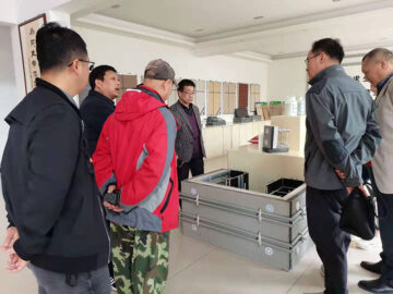 河南省建設(shè)廳科技與標(biāo)準(zhǔn)處康處長(zhǎng)、河南省建筑協(xié)會(huì)段秘書(shū)長(zhǎng)、河南省建筑科學(xué)研究院黃工等一行蒞臨考察