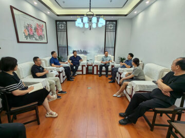 與鄭州工大科技總經(jīng)理王朝俊、副總經(jīng)理吳宏軍一行座談交流